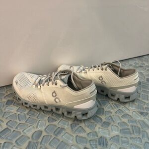 Women’s On Cloud X Running Athletic Shoe Size 8.5